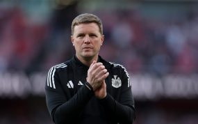 Eddie Howe saluda a los aficionados del Newcastle durante un partido de Premier League en el campo del Arsenal en abril de 2025.