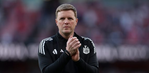Eddie Howe saluda a los aficionados del Newcastle durante un partido de Premier League en el campo del Arsenal en abril de 2025.