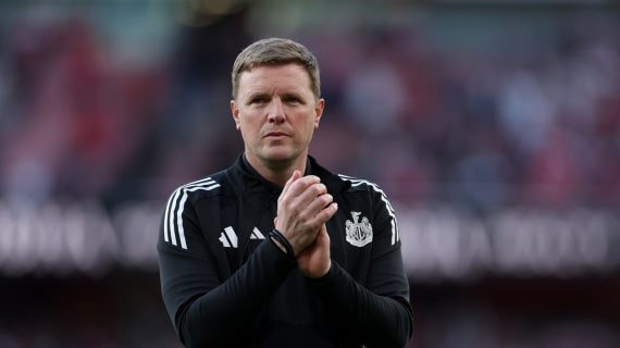 Eddie Howe saluda a los aficionados del Newcastle durante un partido de Premier League en el campo del Arsenal en abril de 2025.