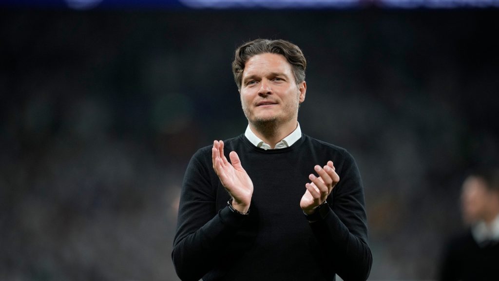 Edin Terzic aplaude a la afición del Borussia Dortmund tras perder la final de Champions League 2024 ante el Real Madrid.