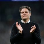 Edin Terzic aplaude a la afición del Borussia Dortmund tras perder la final de Champions League 2024 ante el Real Madrid.