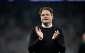 Edin Terzic aplaude a la afición del Borussia Dortmund tras perder la final de Champions League 2024 ante el Real Madrid.