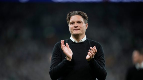 Edin Terzic aplaude a la afición del Borussia Dortmund tras perder la final de Champions League 2024 ante el Real Madrid.