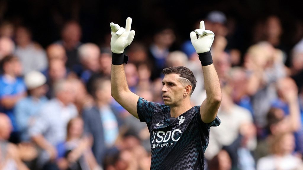 Emiliano 'Dibu' Martínez durante su debut con el Chelsea, en la victoria de su nuevo equipo por 4-3 frente al Brighton.