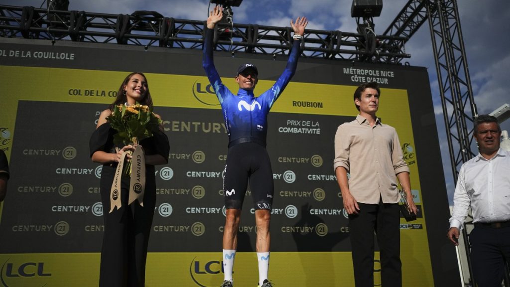 Enric Mas levanta los brazos en el podio del Tour de Francia tras ser elegido corredor más combativo de la etapa
