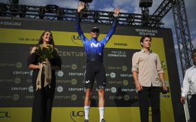 Enric Mas levanta los brazos en el podio del Tour de Francia tras ser elegido corredor más combativo de la etapa