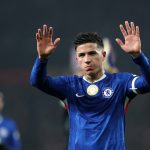 Enzo Fernández saluda a los aficionados del Chelsea