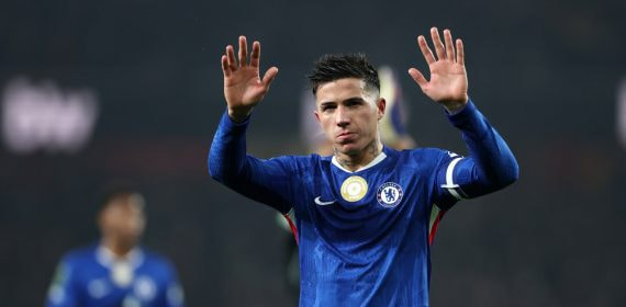 Enzo Fernández saluda a los aficionados del Chelsea
