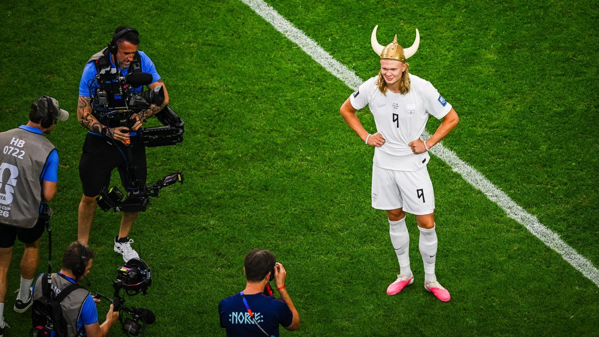 Erling Haaland luce un casco vikingo tras la victoria de Noruega ante Costa de Marfil en los octavos de final del Mundial 2026.