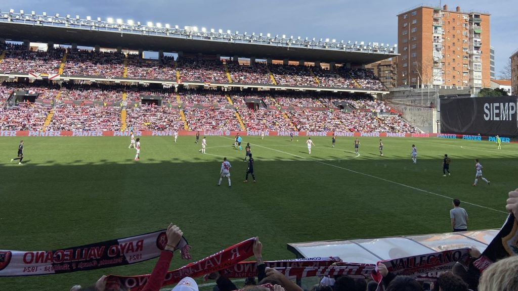 Imagen del Estadio de Vallecas durante la disputa de un Rayo Vallecano - Real Madrid de Liga en febrero de 2024.