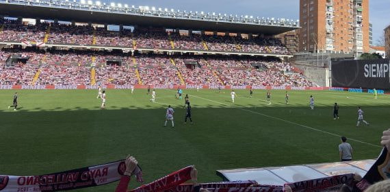 Imagen del Estadio de Vallecas durante la disputa de un Rayo Vallecano - Real Madrid de Liga en febrero de 2024.