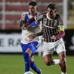 Facundo Bernal avanza con la camiseta del Fluminense perseguido por un rival del GV San José