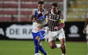 Facundo Bernal avanza con la camiseta del Fluminense perseguido por un rival del GV San José