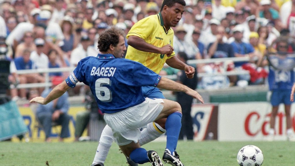 Franco Braesi corta un balón ante Mauro Silva durante la final de la Copa del Mundo de 1994.