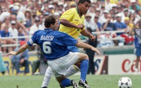 Franco Braesi corta un balón ante Mauro Silva durante la final de la Copa del Mundo de 1994.