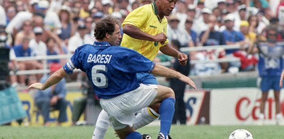 Franco Braesi corta un balón ante Mauro Silva durante la final de la Copa del Mundo de 1994.