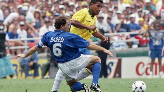 Franco Braesi corta un balón ante Mauro Silva durante la final de la Copa del Mundo de 1994.