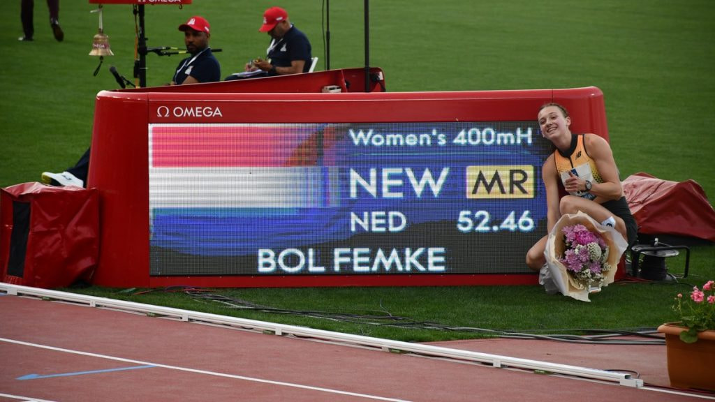 Femke Bol posa junto al marcador que anuncia su récord del mitin en los 400 metros vallas de Rabat