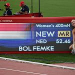 Femke Bol posa junto al marcador que anuncia su récord del mitin en los 400 metros vallas de Rabat