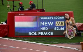 Femke Bol posa junto al marcador que anuncia su récord del mitin en los 400 metros vallas de Rabat