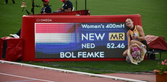 Femke Bol posa junto al marcador que anuncia su récord del mitin en los 400 metros vallas de Rabat