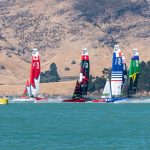 La flota de catamaranes F50 de SailGP navega en línea durante una regata, con el barco español a la derecha