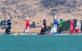 La flota de catamaranes F50 de SailGP navega en línea durante una regata, con el barco español a la derecha