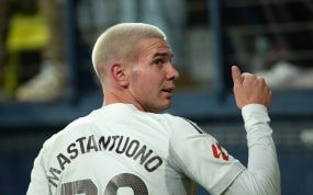 Franco Mastantuono hace un gesto de aprobación durante un partido con el Real Madrid en 2025.