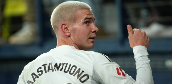 Franco Mastantuono hace un gesto de aprobación durante un partido con el Real Madrid en 2025.