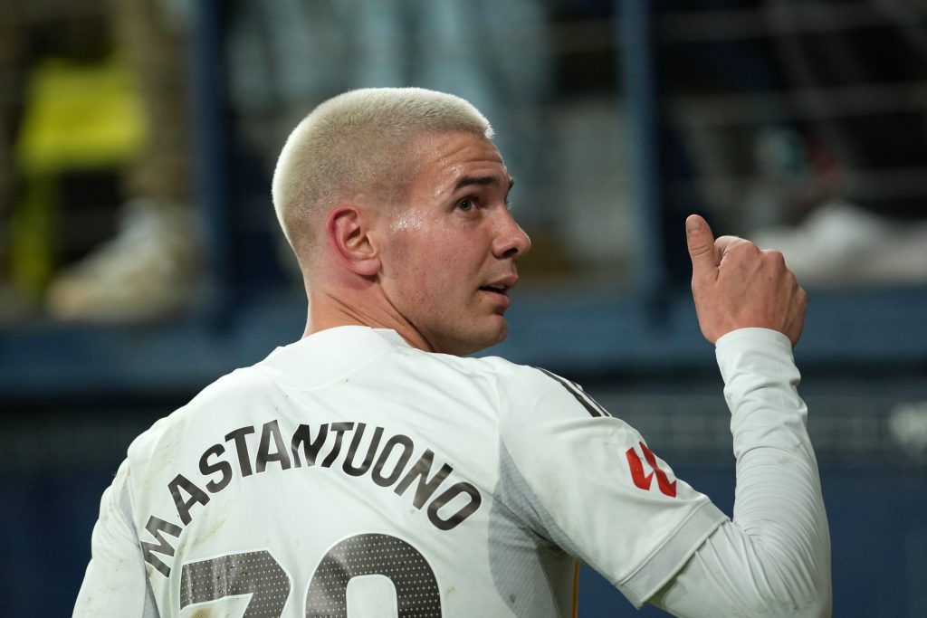 Franco Mastantuono hace un gesto de aprobación durante un partido con el Real Madrid en 2025.