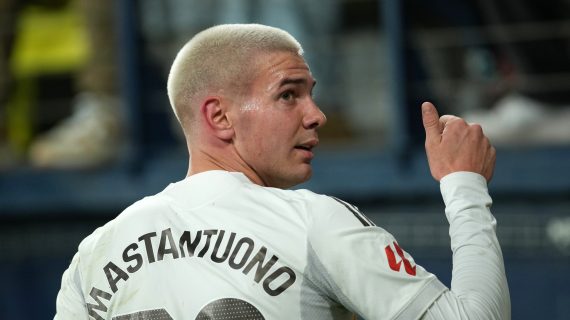Franco Mastantuono hace un gesto de aprobación durante un partido con el Real Madrid en 2025.