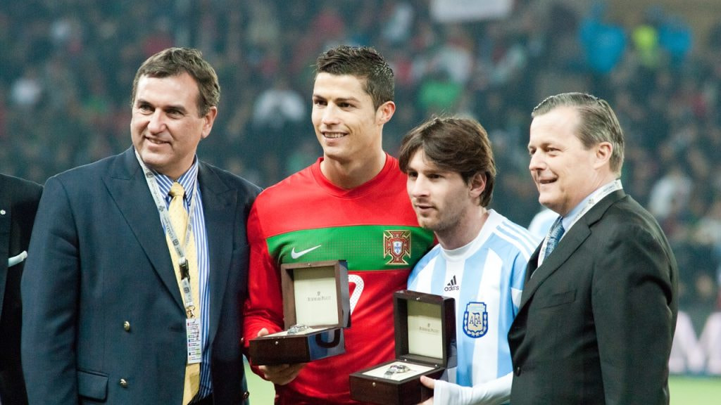 Cristiano Ronaldo y Lionel Messi reciben un reconocimiento en la previa de un amistoso entre Argentina y Portugal disputado en febrero de 2011.