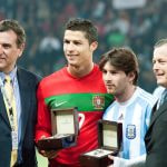 Cristiano Ronaldo y Lionel Messi reciben un reconocimiento en la previa de un amistoso entre Argentina y Portugal disputado en febrero de 2011.