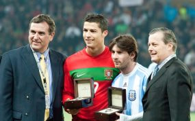 Cristiano Ronaldo y Lionel Messi reciben un reconocimiento en la previa de un amistoso entre Argentina y Portugal disputado en febrero de 2011.