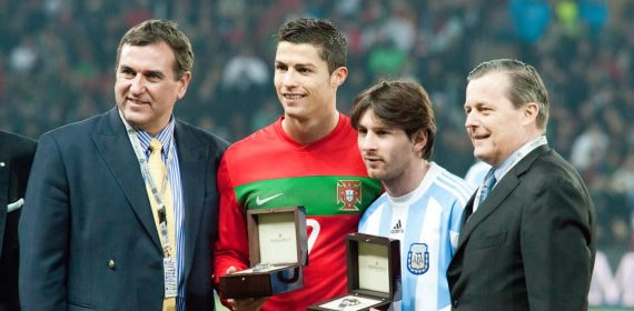 Cristiano Ronaldo y Lionel Messi reciben un reconocimiento en la previa de un amistoso entre Argentina y Portugal disputado en febrero de 2011.