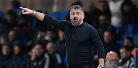 Gennaro Gattuso dando indicaciones a sus jugadores