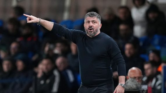 Gennaro Gattuso dando indicaciones a sus jugadores