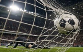 Balón cruzando la línea de gol y golpeando la red en un estadio de fútbol iluminado de noche
