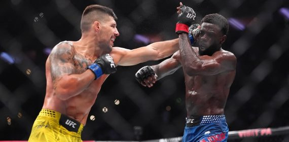 Joel Álvarez conecta un golpe con la izquierda sobre Chidi Njokuani en el interior de la jaula
