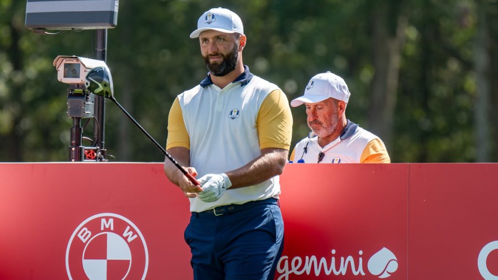 Jon Rahm sigue con la mirada la trayectoria de su golpe de salida durante una competición de golf