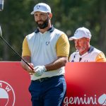 Jon Rahm sigue con la mirada la trayectoria de su golpe de salida durante una competición de golf