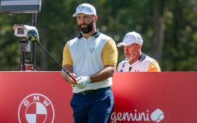 Jon Rahm sigue con la mirada la trayectoria de su golpe de salida durante una competición de golf