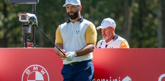 Jon Rahm sigue con la mirada la trayectoria de su golpe de salida durante una competición de golf