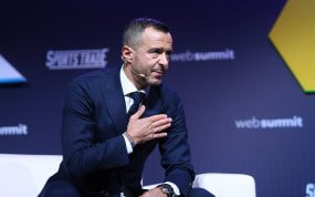 Jorge Mendes, de la agencia Gestifute, dando una charla durante el Web Summit 2018 en Lisboa.