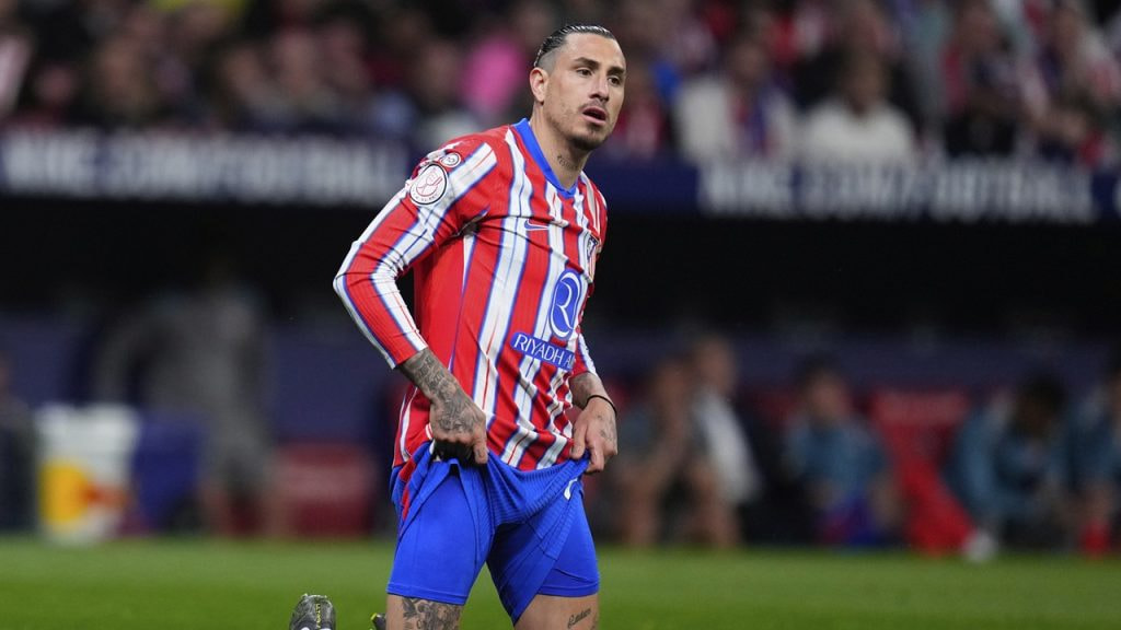 José María Giménez se lamenta de una acción durante un partido entre el Atlético de Madrid y el FC Barcelona de Copa del Rey.