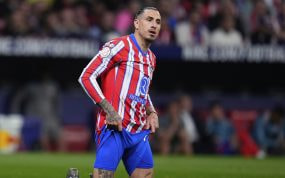 José María Giménez se lamenta de una acción durante un partido entre el Atlético de Madrid y el FC Barcelona de Copa del Rey.