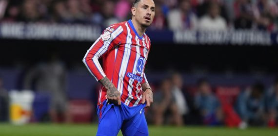 José María Giménez se lamenta de una acción durante un partido entre el Atlético de Madrid y el FC Barcelona de Copa del Rey.