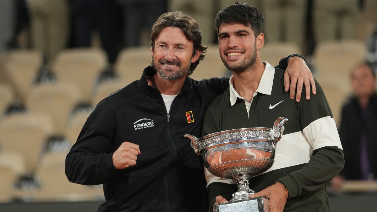 Carlos Alcaraz posa con su entrenador Juan Carlos Ferrero tras ganar la final de Roland Garros en París