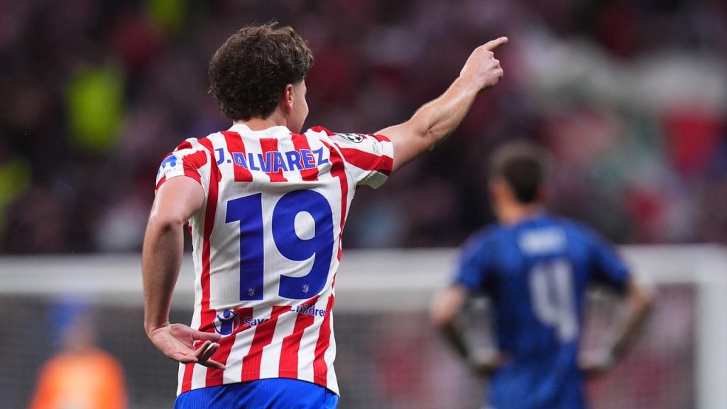 Julián Álvarez celebra el gol marcado ante el Arsenal con el Atlético de Madrid en las semifinales de la Champions League 2025/26.