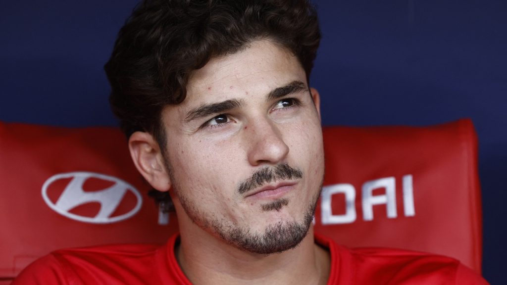 Julián Álvarez, con gesto serio, sentado en el banquillo del Atlético de Madrid durante el partido ante el Villarreal.